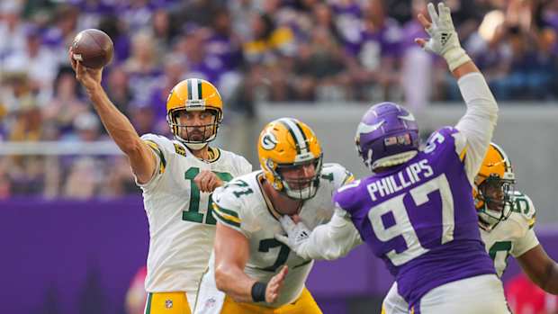 Aaron Rodgers throws a pass against the Vikings